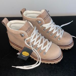 NWT Eddie Bauer waterproof hiking boot, size 9